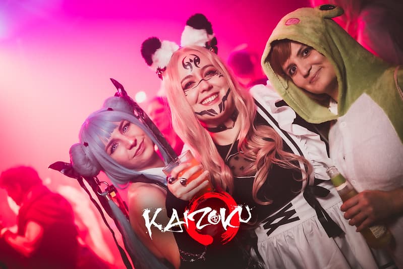 Feiernde Gäste bei der Kaizoku Anime-Party